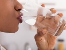 Lista de bebidas que mais nos hidratam não tem água no pódio e a ganhadora vai te surpreender!