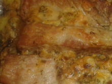 Costelinha de porco com creme de cebola