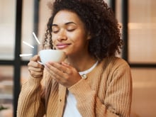 Quem faz café coado em casa precisa urgente aprender essa dica (a maioria não sabe!)