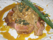 Peitos de patos ao molho de tangerina e curry com farofa de castanha de caju