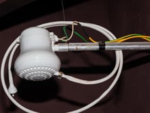 O chuveiro elétrico é um dos vilões da conta de luz, mas há um substituto que pode ser bem mais econômico