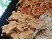 Estrogonofe de frango com macarrão e arroz branco