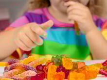 De balas de goma a cachorros-quentes: os tipos de alimentos que os nutricionistas recomendam eliminar de casa