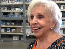 Com 101 anos, ela deixou a vida de aposentada e voltou a trabalhar como caixa: vai dirigindo, mora sozinha, faz de tudo para manter o contato com pessoas e tem um conselho que chama a atenção