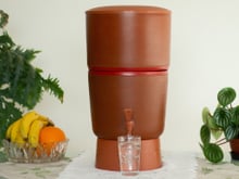 Vale a pena ter filtro de barro em 2025? Utensílio clássico das cozinhas brasileiras se torna trend entre os jovens