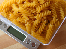 Quantos gramas de macarrão cru preciso cozinhar para ter 100g dele cozido?