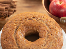 Bolo cremoso de maçã com canela