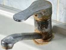 Nem vinagre, nem limão: o truque dos especialistas para se livrar rapidamente do calcário nas torneiras