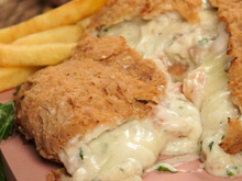 Nem no restaurante tem: essa tilápia recheada com camarão e catupiry fica escandalosamente boa!