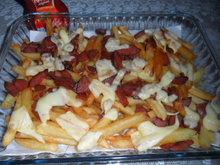 Porção de batata com bacon e calabresa