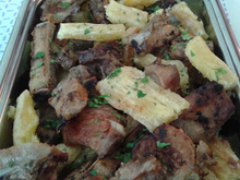 Costelinha de porco assada com mandioca