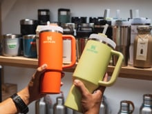 Adeus Stanley falsificado: saiba como identificar copos originais para nunca mais pagar caro por um produto falso