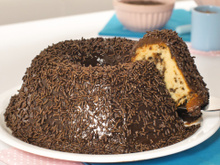 Dessas “formigas” todo mundo gosta: bolo formigueiro fofinho com cobertura de brigadeiro para alegrar a sua tarde