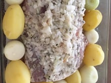 Lombo de porco com batatas e cebolas ao forno