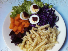 Salada de macarrão ao molho de iogurte e salsinha