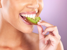 Benefícios de comer Kiwi com casca: descubra vantagens de ingerir a pele da fruta, cuidados e o jeito certo de consumir o alimento