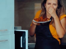 O cheiro de comida no micro-ondas ficou para trás: aqueça esses 3 ingredientes por 3 minutos e acabe com o odor de uma vez por todas
