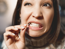 Afinal, palitar os dentes no restaurante ou na casa de alguém é grosseria?