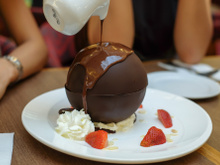 Bola de chocolate surpresa que derrete: como fazer