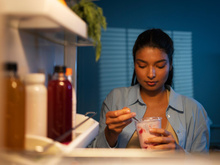 O perigo vem de onde a gente menos espera: não coma iogurte à noite