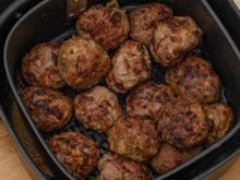 Bolinho de carne moída saudável na fritadeira elétrica sem óleo