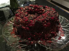 Bolo de cenoura chique com calda de morango e amora