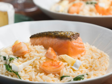 Risoto de camarão e salmão com queijo brie