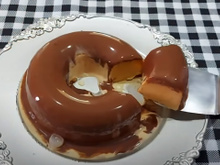 Isso não é sobremesa, é um abraço gelado em dias quentes: pudim de sorvete de doce de leite