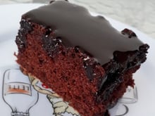 Bolo de chocolate molhadinho e fofinho com calda de chocolate