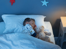 Menino de 8 anos que não conseguia dormir hoje ganha milhões com invenção impressionante contra a insônia