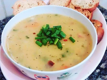 Caldo de mandioca SIMPLES para salvar os seus dias frios: receita fácil para você experimentar em casa!