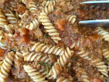 Macarrão parafuso à bolonhesa