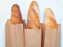 Os padeiros concordam: não se deve usar saco de pano nem saco de papel para armazenar pão quente adequadamente