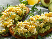 O que comer (e o que não comer) no café da manhã para ter mais energia e não sofrer com fadiga