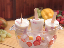 Truque simples para fazer picolé sem forminha e com utensílios caseiros vai salvar o seu verão