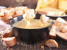 Receitas de fondue de queijo: veja opções cremosas e cheias de sabor