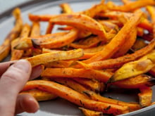 Troquei a batata frita por cenoura na airfryer e até meus filhos aprovaram essa receita que fica pronta em 20 minutinhos
