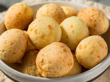 Pão de queijo de tapioca na airfryer prático que rende muito para fazer nas férias