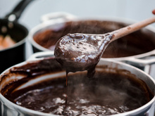 O brigadeiro cristalizou e agora? A salvação veio aí com essa dica para recuperar a textura cremosa perfeita do docinho