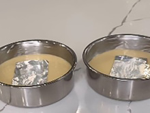 Por que as confeiteiras colocam um pedaço de papel-alumínio na massa de bolo crua antes de assar?