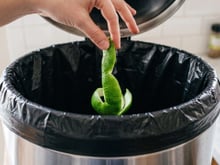 Para que serve deixar uma casca de limão na lixeira durante a noite? TudoGostoso explica o truque e por que é recomendado