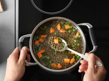 Sorte no novo ano e muitos benefícios à saúde: 9 motivos para comer lentilha na virada do ano e em 2025 todinho também