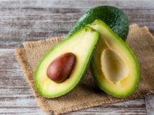 Benefícios do abacate para a saúde e receitas com a fruta