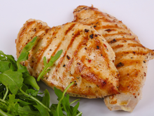 O peito de frango não precisa ser seco, nem sem graça: TudoGostoso revela 4 dicas para deixar a proteína suculenta