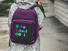 Adeus mochila tradicional? Nova versão tecnológica do acessório revoluciona o uso da bolsa com muita personalidade