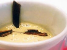Bebida quente de canela, gengibre e mel