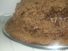 Bolo de chocolate recheado com morangos