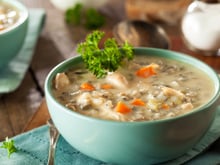 Esfriou e já corri fazer esse creme de galinha cremoso que rende muito e meu filho sempre pede mais