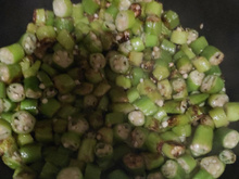 Frango com quiabo e polenta