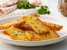 É só colocar o pão na airfryer preaquecida a 180ºC por 5 minutos ou até dourar